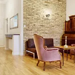 4Br , 3Bhr With Ac At The Opera