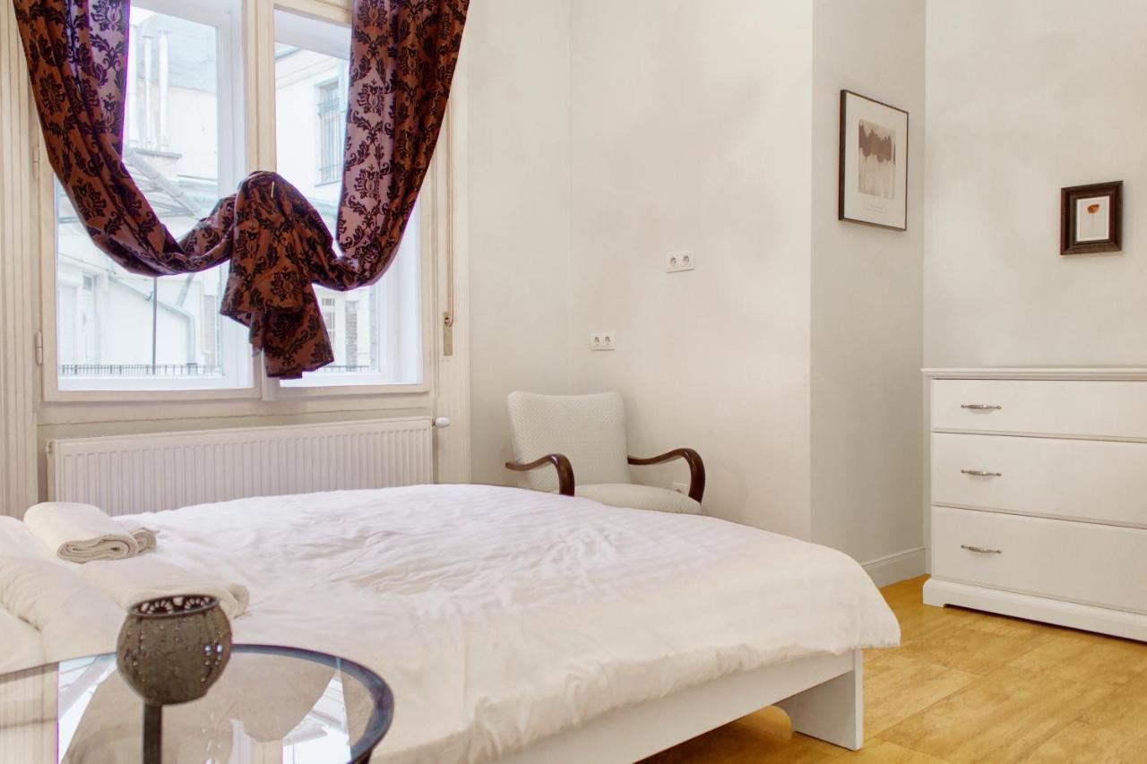 4br , 3bhr With Ac At The Opera Apartment *