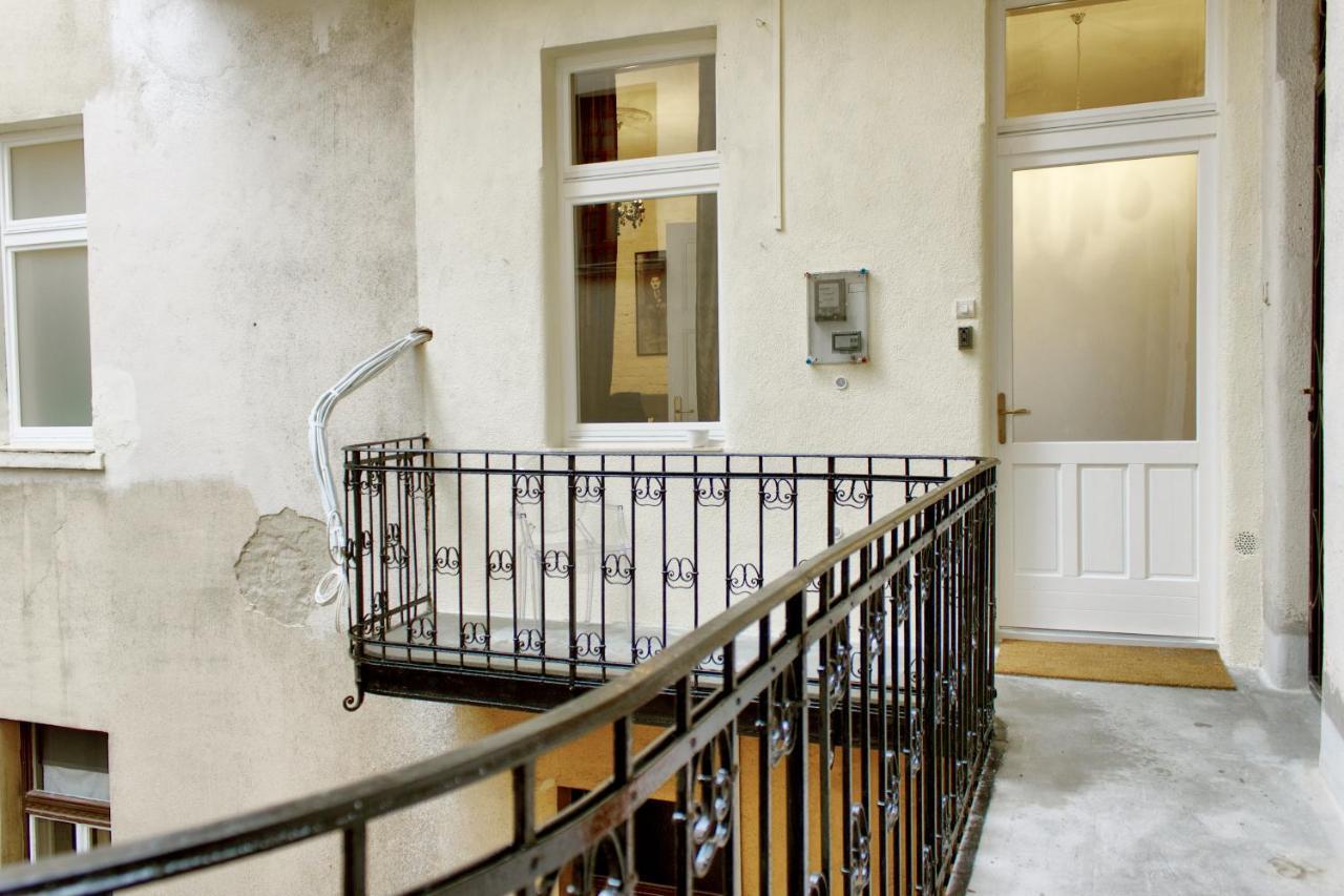 4br , 3bhr With Ac At The Opera Budapest