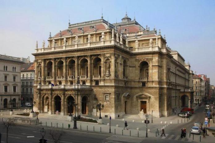 4br , 3bhr With Ac At The Opera Budapest