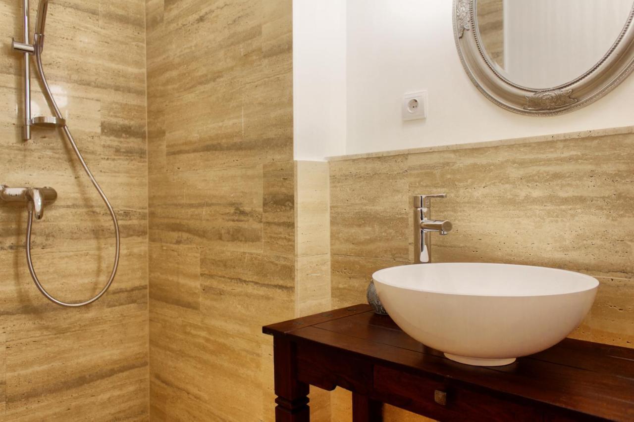4br , 3bhr With Ac At The Opera Apartment