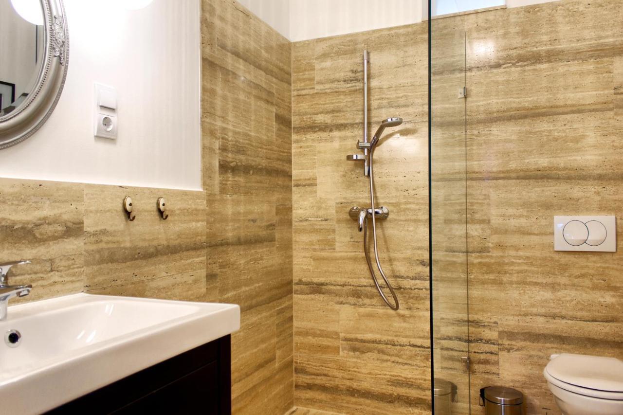 4br , 3bhr With Ac At The Opera *